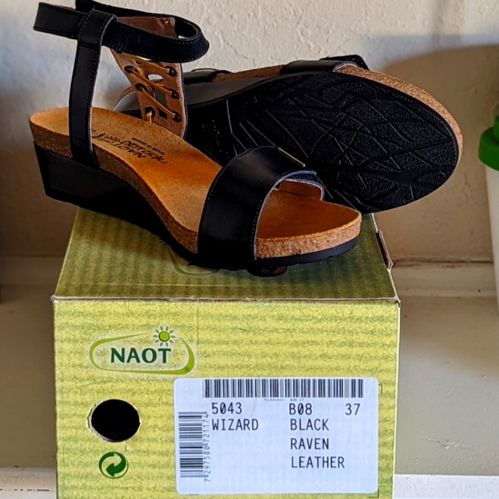 Brand New Naot Wizard Sandals, size 37